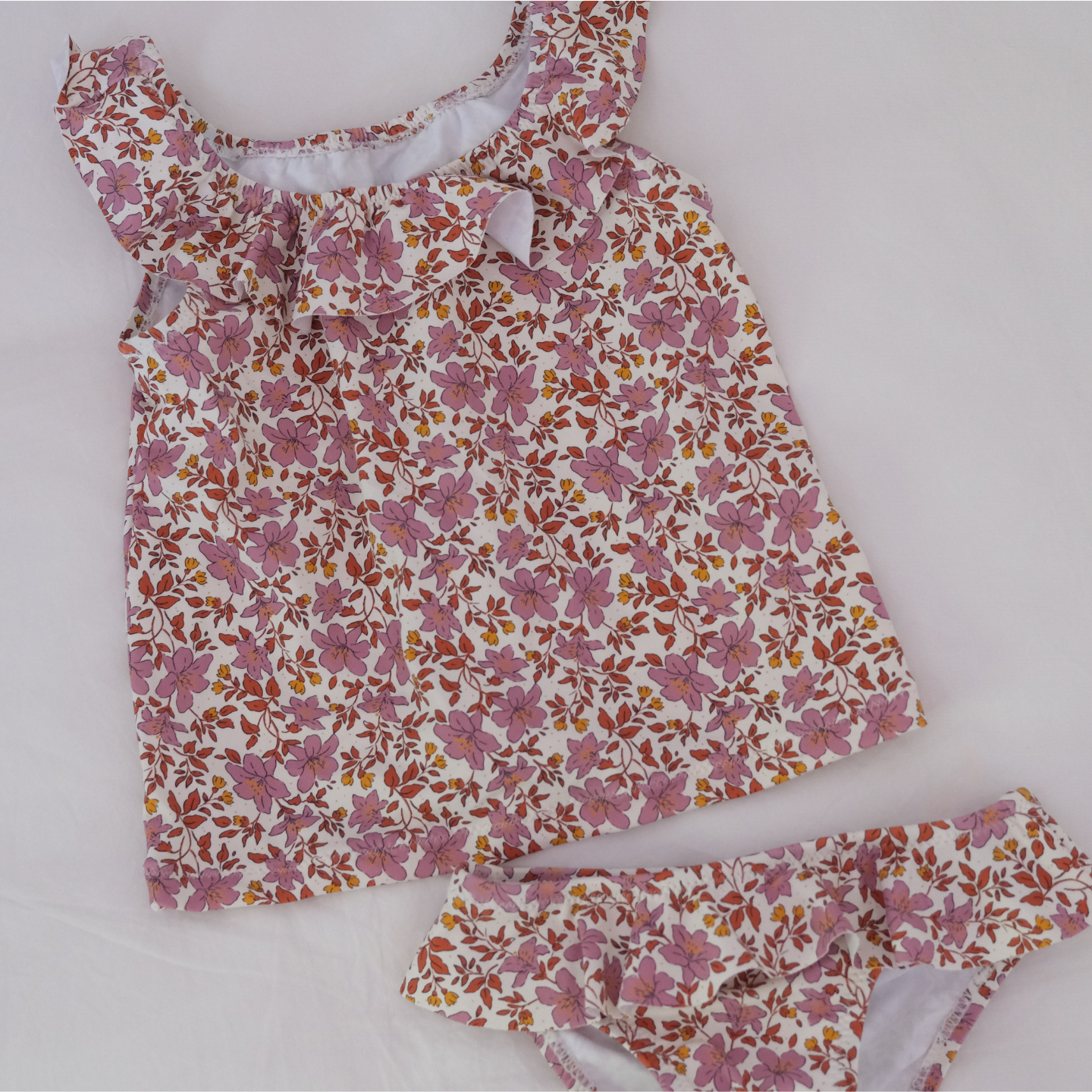 traje de baño 2 piezas flores rojas y rosas