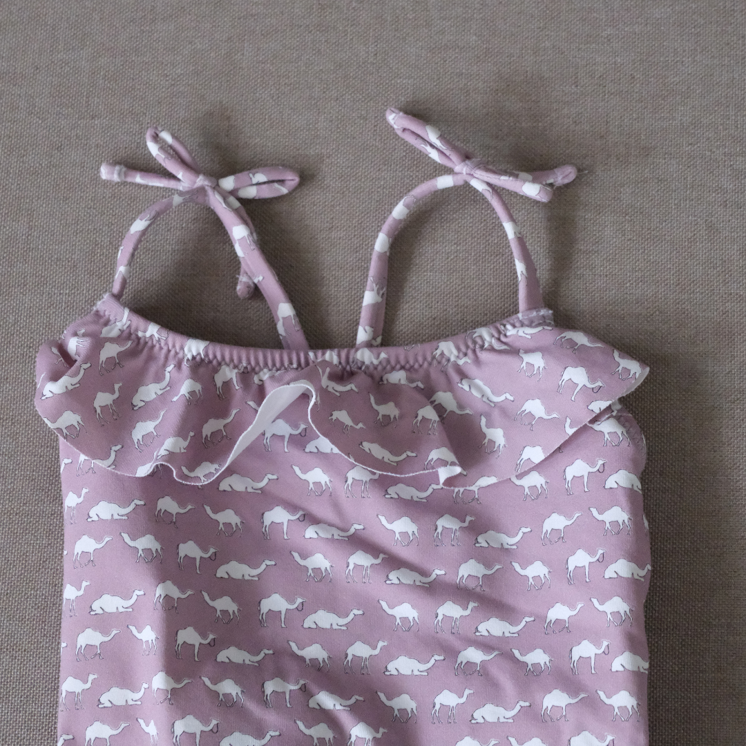 Traje de baño camello morado