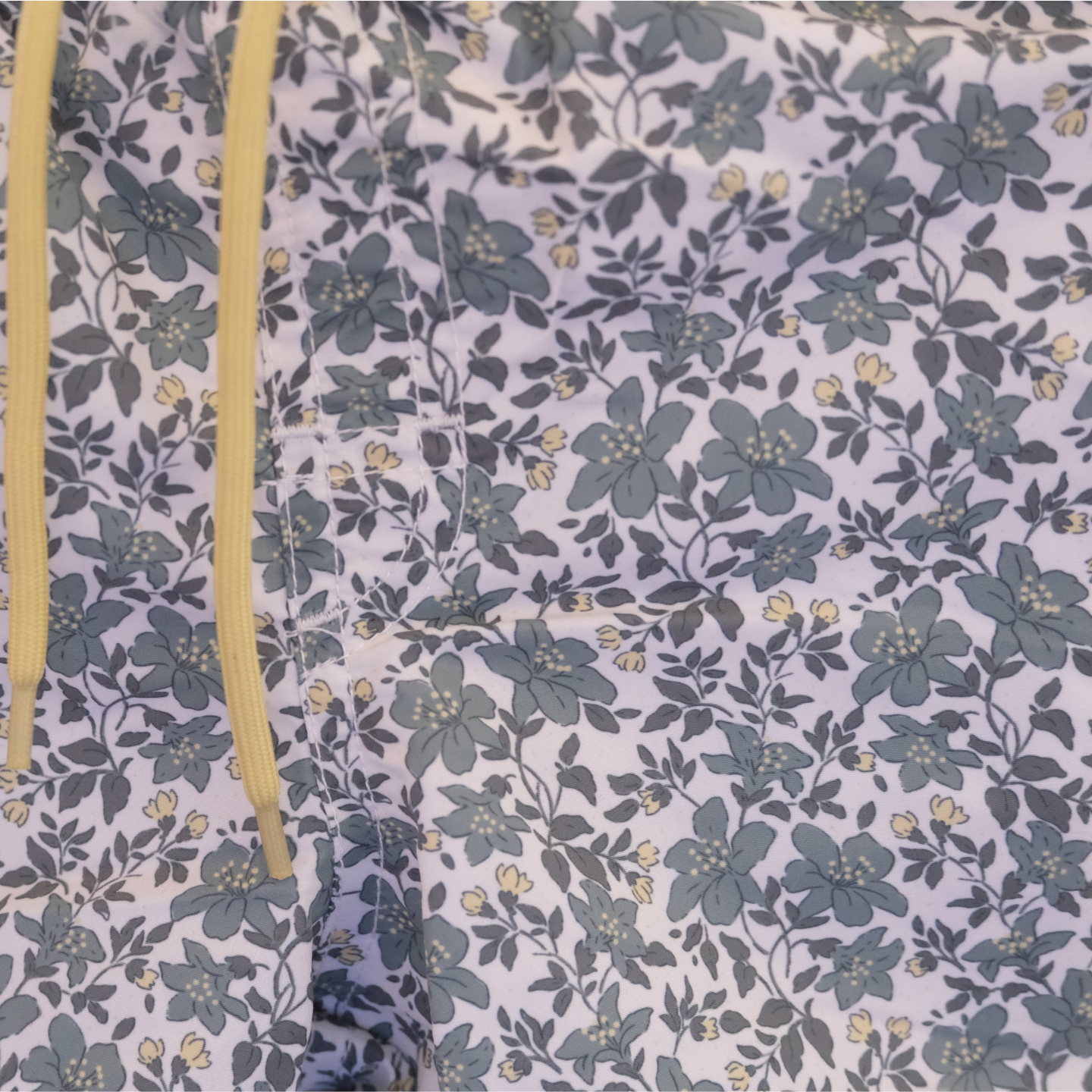 Traje de baño flores verdes