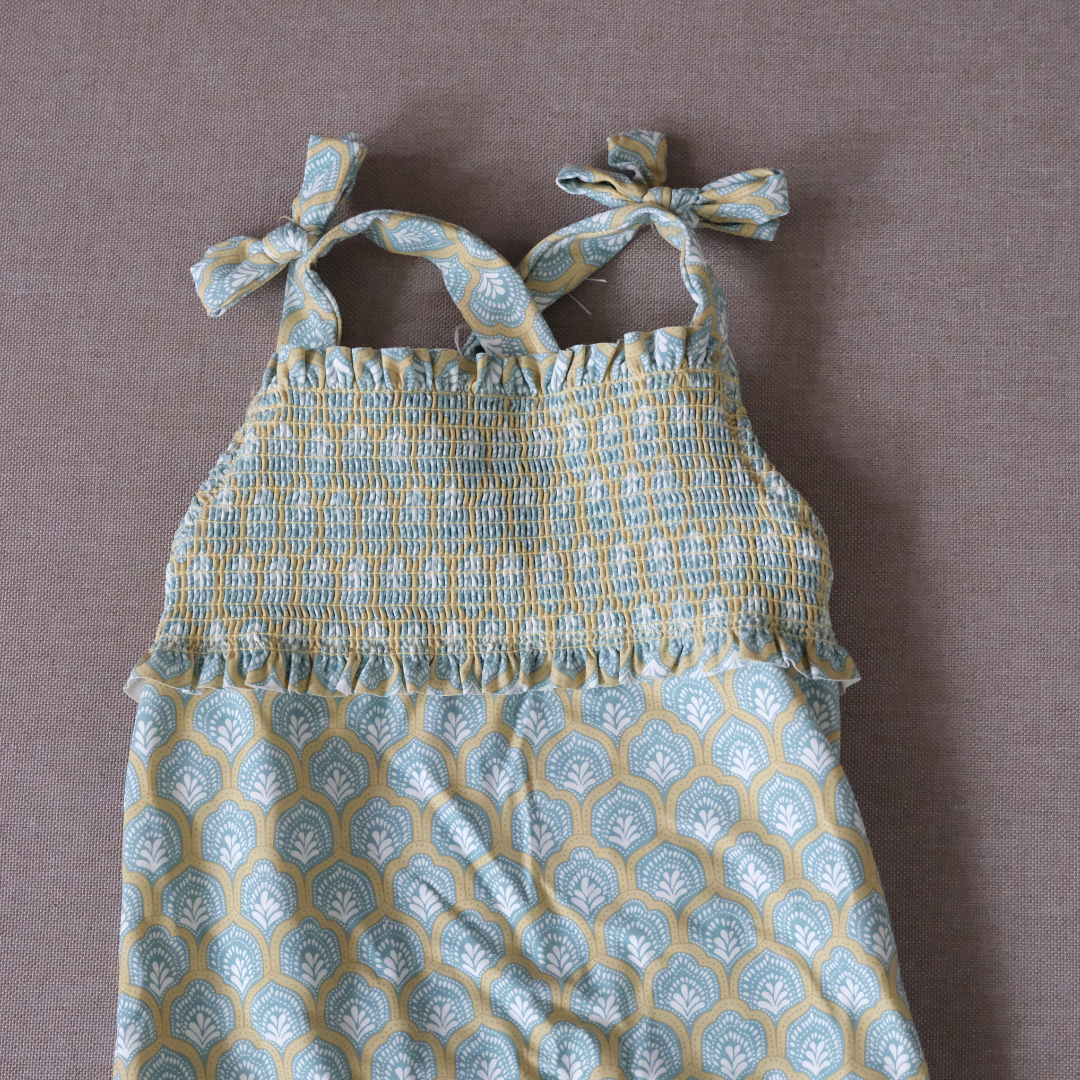 Traje de baño verde moños