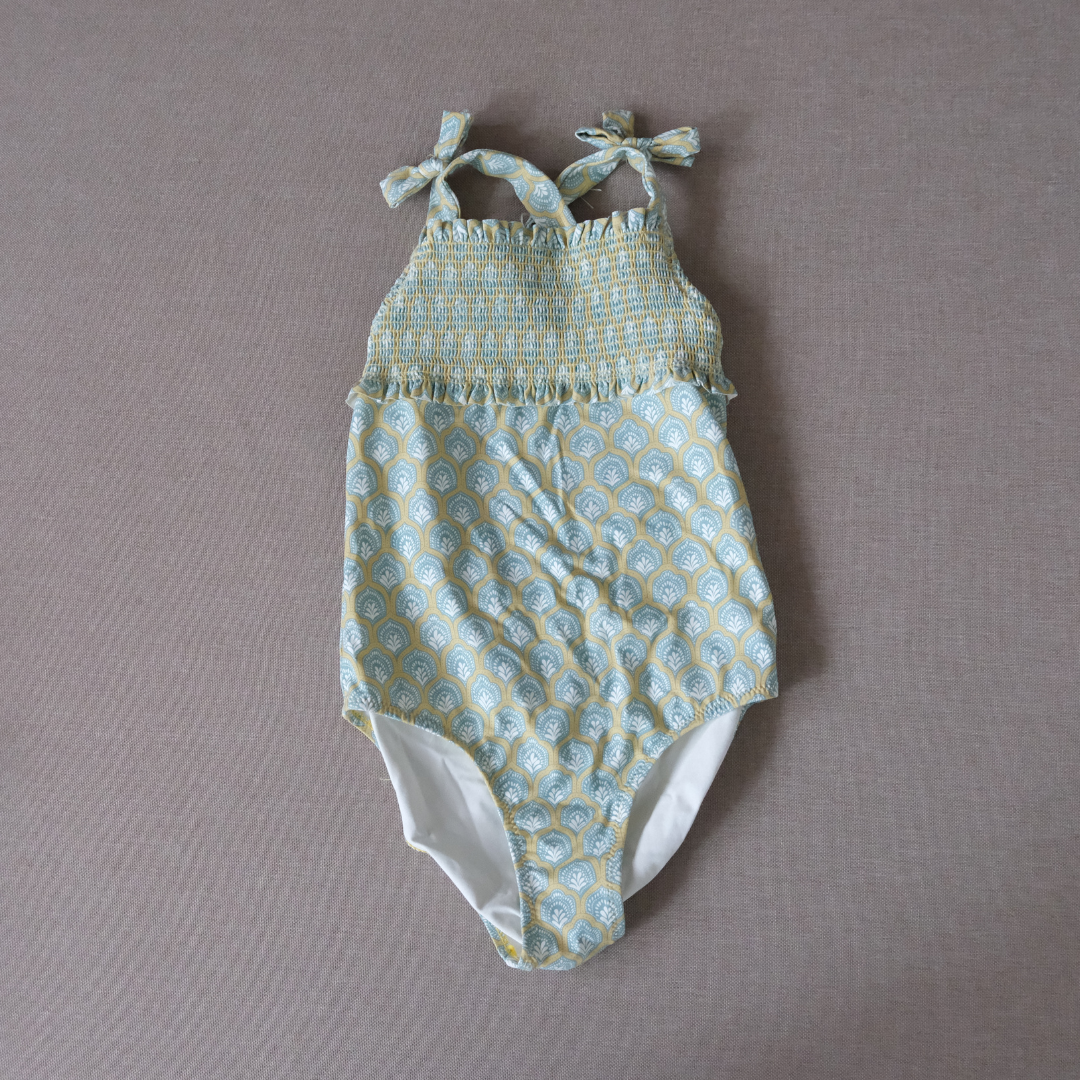 Traje de baño verde moños
