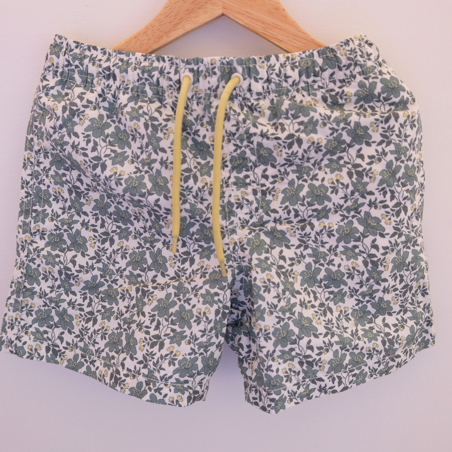 Traje de baño flores verdes