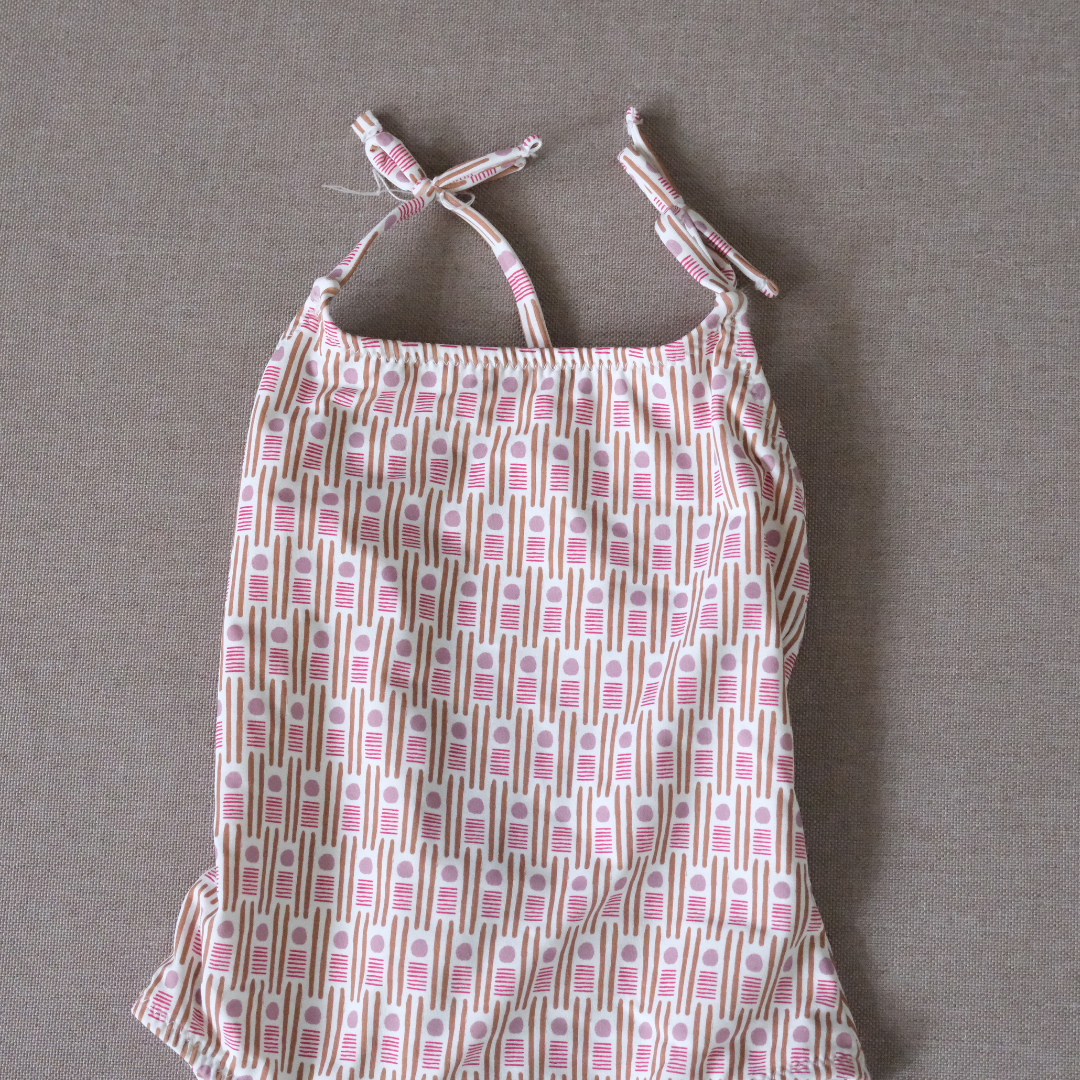 Traje de baño puntos rosas