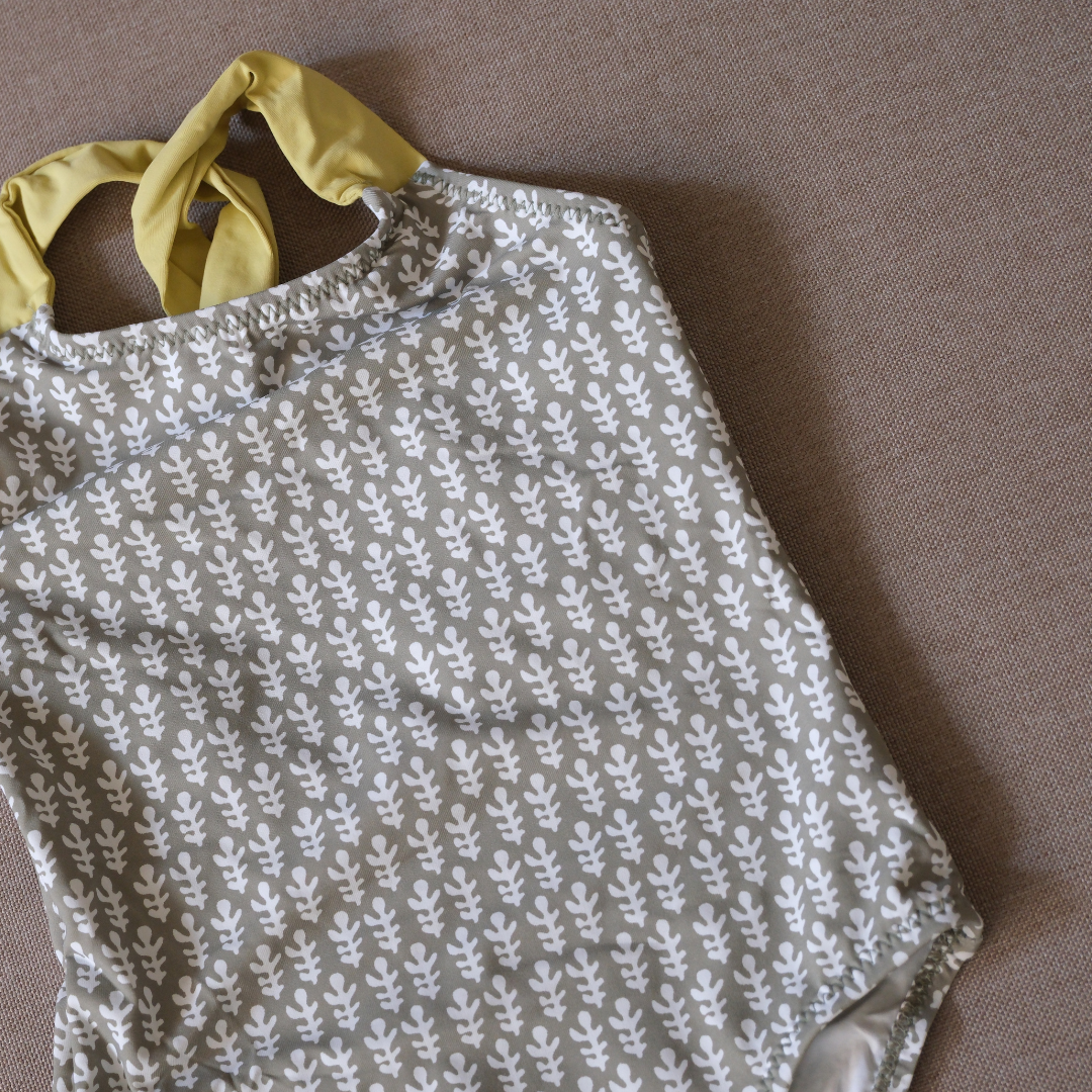 Traje de baño verde olivo