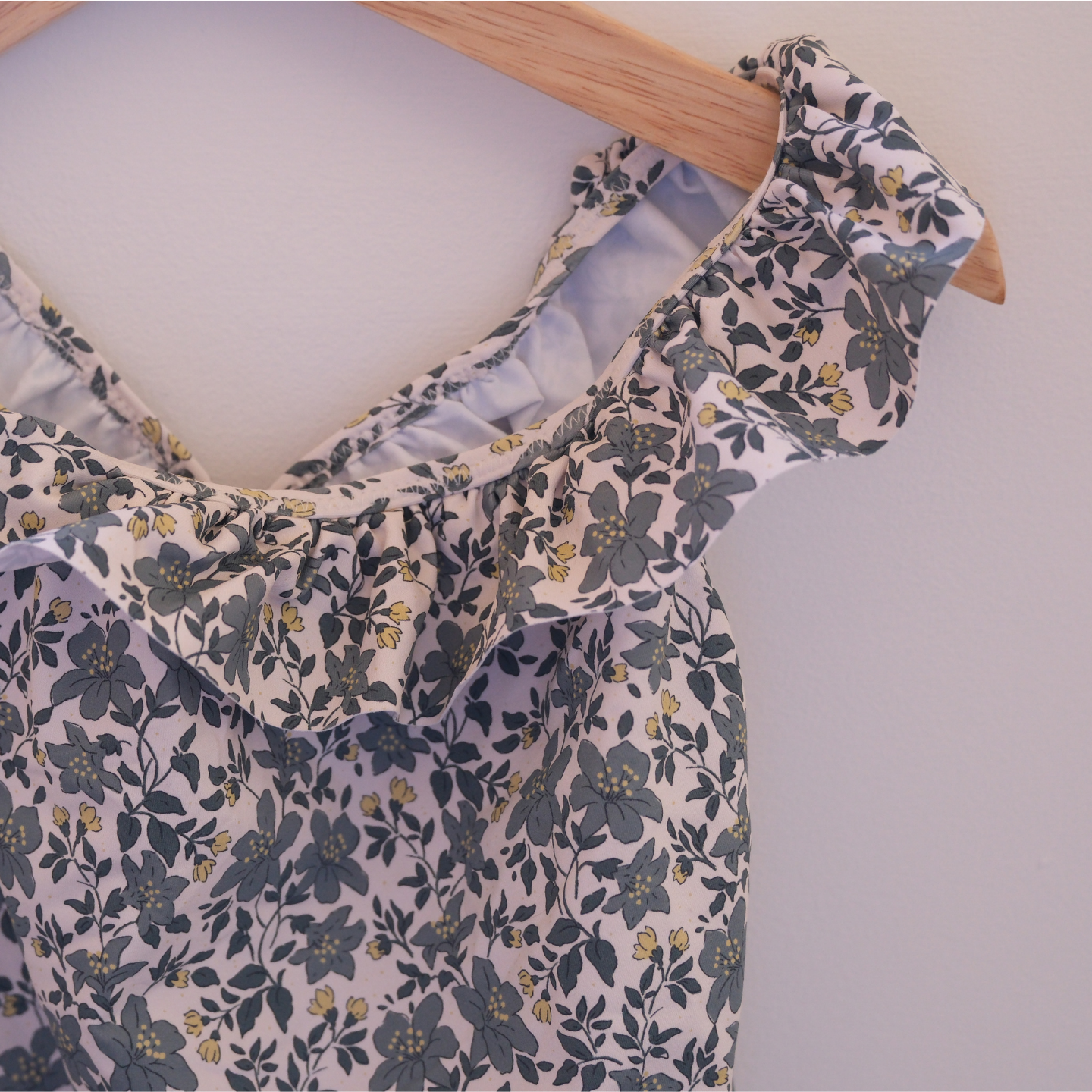 Traje de baño flores verdes