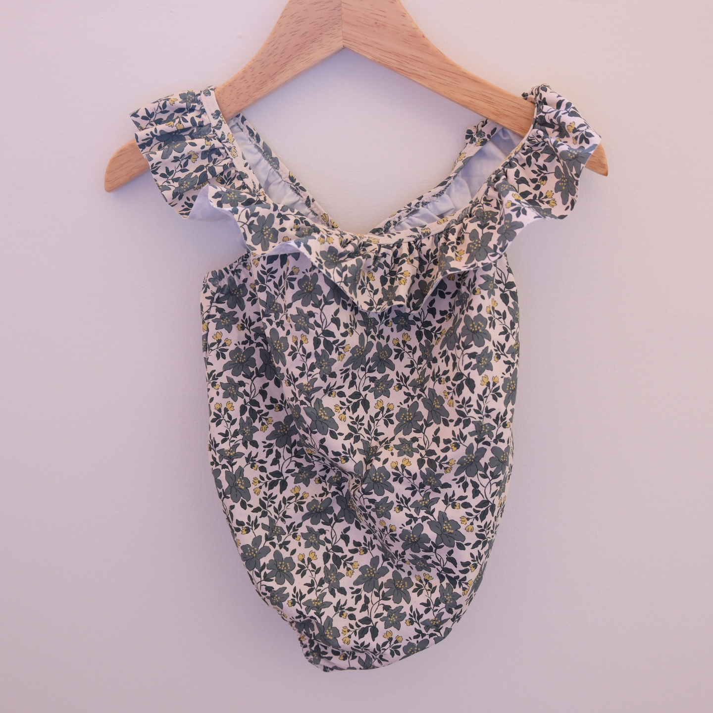 Traje de baño flores verdes