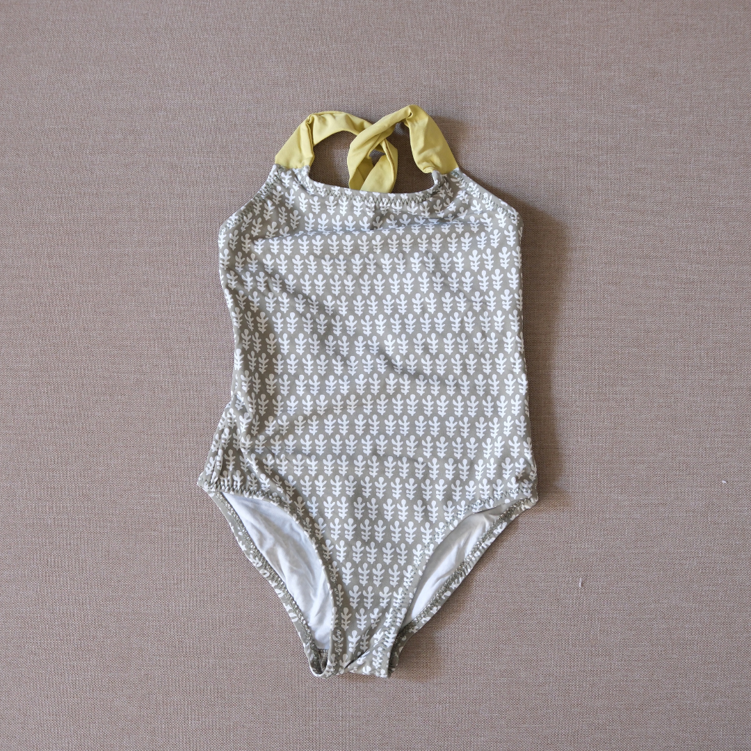 Traje de baño verde olivo